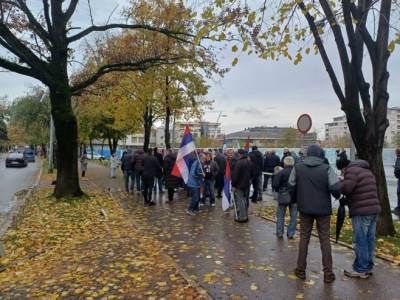  Borci VRS se okupili ispred prostorija SDP-a u Banjaluci, pa zapjevali "Nema raja..." (VIDEO) 