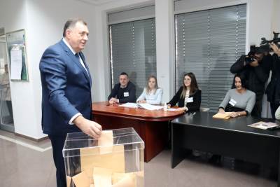  Dodik glasao na izborima u Srbiji 
