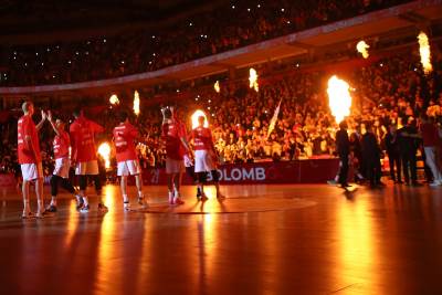  navijači crvene zvezde spremaju koreografiju za derbi  