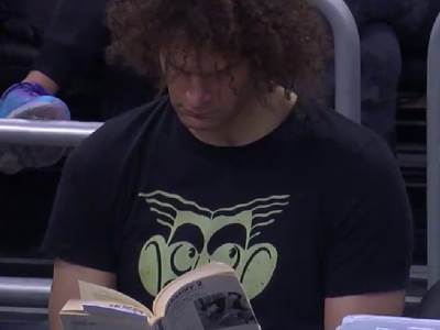  Košarkaš čitao knjigu na utakmici  