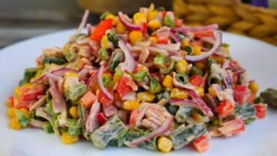 Obrok salata sa šunkom i povrćem 