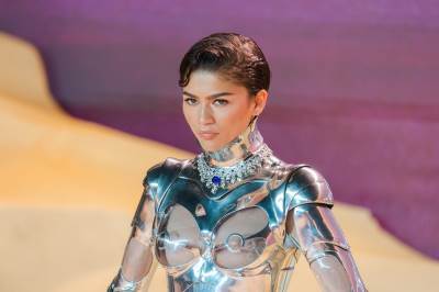  Zendeja u robot odijelu na premijeri Dine 2 