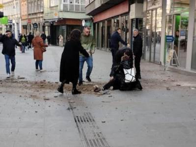  Dio fasade pao na ženu u centru Sarajeva 