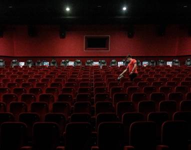  Sjedišta u bioskopu crvene boje 