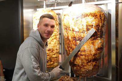  Lukas Podolski prodaje kebabe 