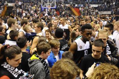 KK PARTIZAN: Grobari doneli 40.000 evra 