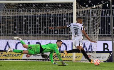  Milos Krunic brani za Partizan protiv Zeleznicara 