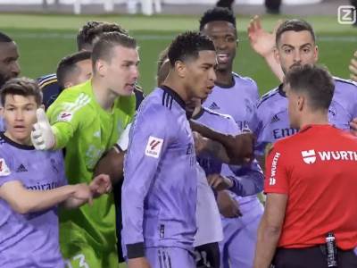  Real Madrid dao gol a sudija svirao kraj utakmice Svi ga jurili po terenu 