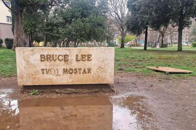  Nestao spomenik Brusu Liju u Mostaru 