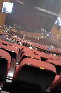  Najmanje 100 osoba izvedeno iz podruma koncertne dvorane u Moskvi 