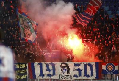  Torcida probila ogradu i upala na teren, igrači bježali nakon Hajduk - Dinamo 