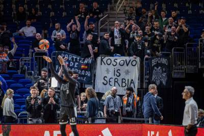  Navijači Partizana istakli transparent Kosovo je Srbija u Berlinu 