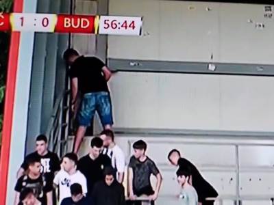  navijac urinira na stadionu u crnoj gori 