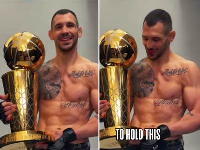  MMA borac Aleksandar Rakić pozirao uz trofej NBA lige 