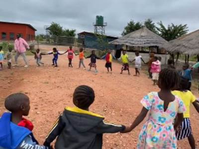  Djeca u Africi igraju Ringe ringe raja 