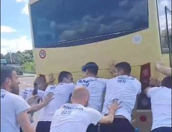  Fudbaleri Romanije gurali autobus kod Banjaluke 