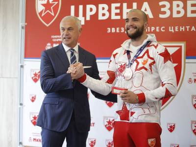  crvena zvezda urucila plaketu veljku raznatovicu 