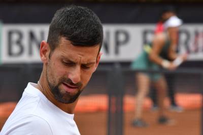  novak djokovic pogodjen flasicom u rimu oglasio se iz hotela 