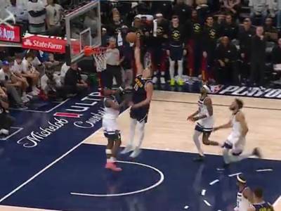  Zakucavanje Nikole Jokića preko Entonija Edvardsa 