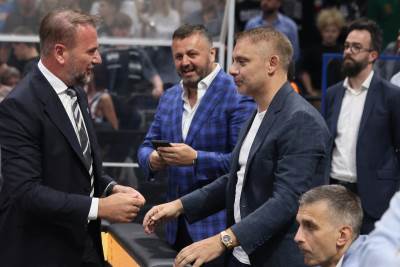  Ostoja Mijailović prišao delegaciji Zvezde pred meč 