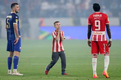  Dječak utrčao na teren na finalu Crvena zvezda - Vojvodina 