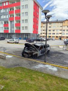  Zapaljen automobil na palama 