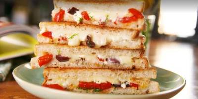  Sendvič sa sirom, paprikama i maslinama 