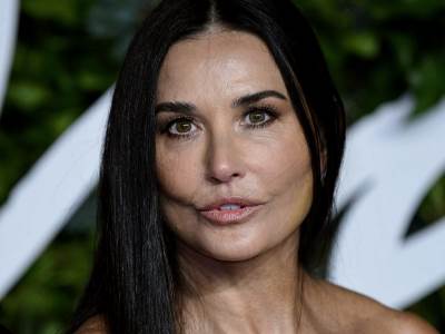  Demi Mur haljina sa dekolteom 