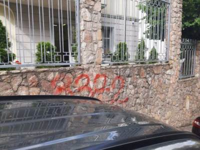  Grafiti na ambasadama Mađarske i Slovačke u Sarajevu 