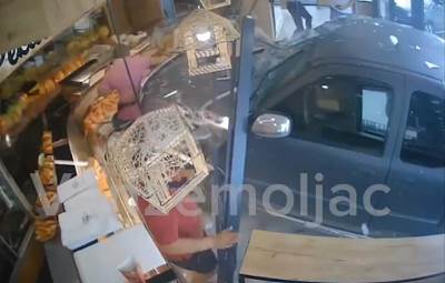  Autom se zabio u izlog pekare u Blažuju 