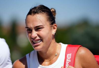  Arina Sabalenka se puvukla sa Vimbldona 