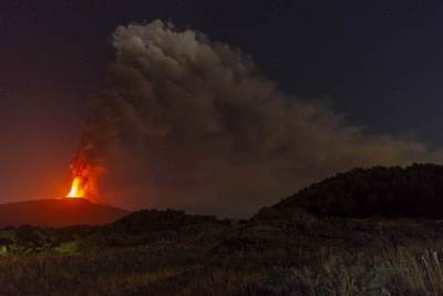  Etna ponovo izbacuje vruć pepeo i lavu 