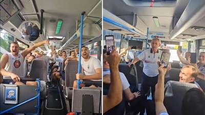  Košarkaši Srbije pjevaju Pešiću u autobusu 