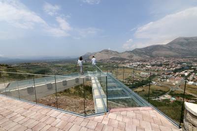  Trebinje dobilo vidikovac sa staklenom stazom: Panoramski pogled koji će upotpuniti turističku ponudu (FOTO) 