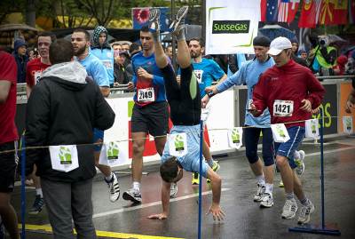  Naglavačke kroz cilj? Može... 