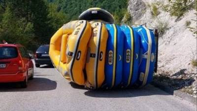  Prevrnuo se kombi natovaren čamcima za rafting 