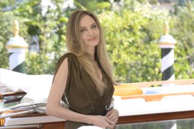  Anđelina Džoli blista u haljini idealnoj za jesen 2024 