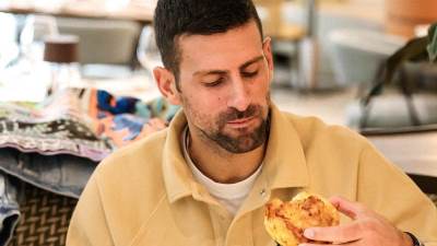 novak djokovic jeo banicu s glutenom navijaci misle da se oprasta od tenisa 