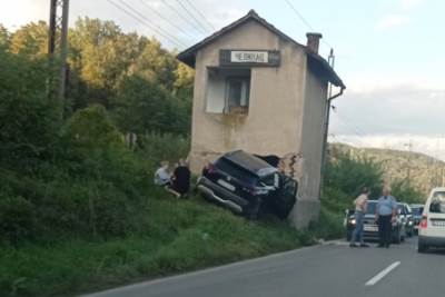  Teška saobraćajka kod Čelinca: Automobil se zabio u objekat ŽRS 