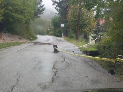  Oštećen put Drvar Glamoč u poplavama 