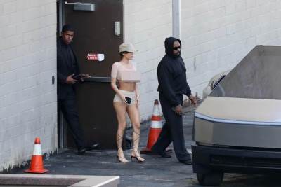  Kanje izbacio majicu sa svastikom, a one koji brane njegovu ženu smatra siromašnim idiotima 