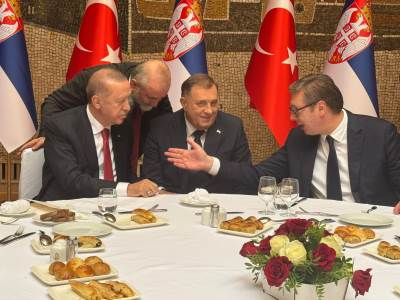  Erdogan, Vučić i Dodik ćaskali uz mantije  