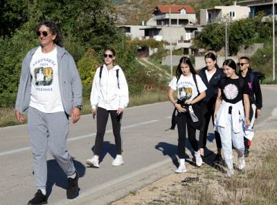  Folkloraši iz Trebinja krenuli na hodočašće za stradale u Jablanici 