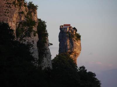  Manastir u Gruziji na stijeni visokoj 40 metara 