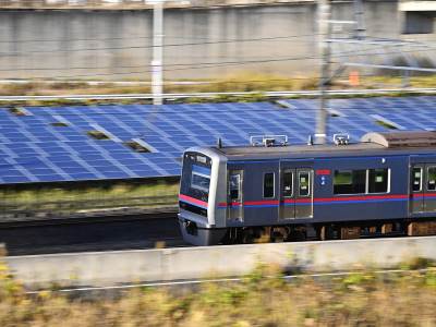  Solarne panele postavljaju na prugama da domove u Švajcarskoj snabijdevaju strujom 