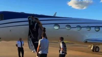  Novak Đoković pjevao Del Potru pred ulazak u avion 