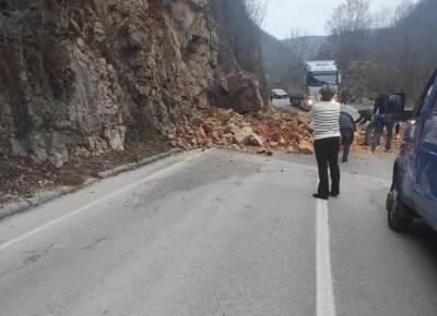  Ukloljen odron sa kolovoza: Normalizovan saobraćaj prema Mrkonjić Gradu 