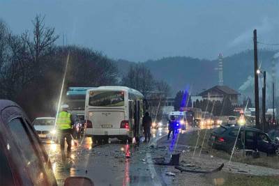  Karambol na putu: Sudarili se autobus i automobil, jedna osoba povrijeđena 