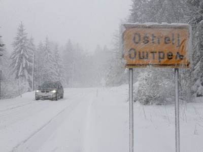  Snijeg pravi probleme vozačima na Laništu i Oštrelju 