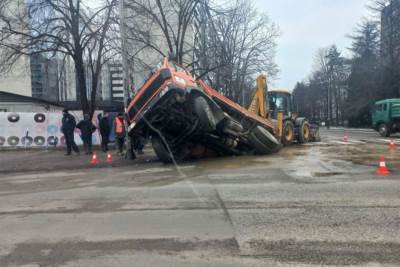  Kamion upao u rupu na cesti u centru Banjaluke 